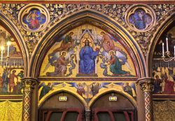 Decorazioni alle pareti della Sainte Chapelle photogolfer ...