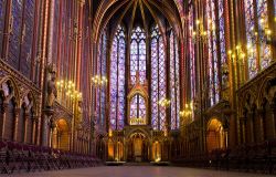 L'incredibile luminosità della Sainte Chapelle grazie a 600 metri quadri di imponenti vetrate - © Circumnavigation / Shutterstock.com