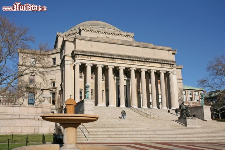 Immagine La Low Memorial Library, ovvero una delle storiche biblioteche della Columbia University di New York City venne progettata dal famoso studio di architettura McKim, Mead & White, autori tra l'altro del celebre Plaza Hotel, sempre nella stessa Grande Mela. Ricordiamo però che l'edificio non ospita più la biblioteca universitaria dal lontano 1934, ruolo oggi svolto dalla Butler Libary - © Pete Spiro / Shutterstock.com