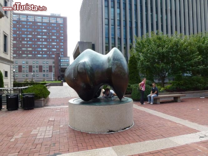 Immagine Monumento davanti al Campus della "Columbia University in the city of New York" come recita il nome completo della prestigiosa università americana, che vanta oltre 100 premi Nobel tra i suoi ex studenti. La Columbus è una delle otto università private che formano la prestigiosa Ivy League.