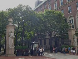 Ingresso del campus alla Columbia University di New York. Ci troviamo a Morningside Heights, uno dei quartieri dell'isola di Manhattan.