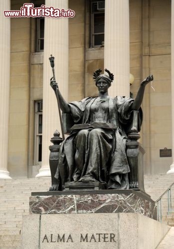Immagine La statua dell'Alma Mater domina l'ingresso della Università della Columbia a New York City. E' alta 2,6 metri e raffigura la dea Atena, simbolo di sapienza. Non tutti sanno che tra le pieghe del vestito, vicino alla gamba sinistra, si cela un gufo, simbolo di conoscenza ed apprendimento - © Philip Lange / Shutterstock.com