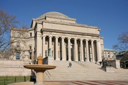 La Low Memorial Library, ovvero una delle storiche biblioteche della Columbia University di New York City venne progettata dal famoso studio di architettura McKim, Mead & White, autori tra ...