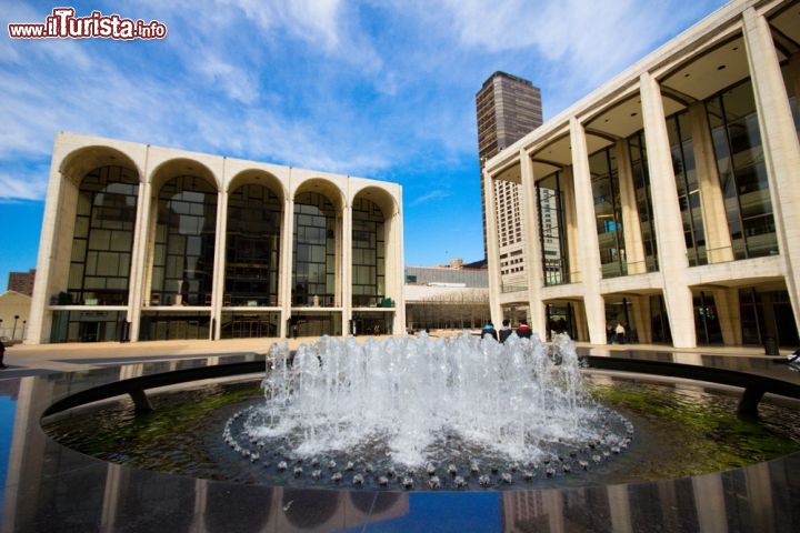 Immagine Lincoln Center Plaza, New York City: in questa struttura situata nell'Upper West Side a Manhattan hanno sede diverse realtà artistiche legate al teatro, al cinema, alla musica e al balletto tra le più importanti degli Stati Uniti e del mondo intero - Foto © littleny / Shutterstock.com