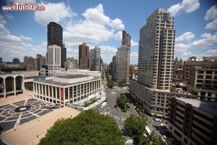 Immagine Vista panoramica del Lincoln Center di New York City: il complesso fu realizzato a principio a partire dalla seconda metà degli anni Cinquanta da un consorzio di facoltosi imprenditori, tra cui il miliardario John Rockefeller. Oggi vi trovano sede la Metropolitan Opera House, il New York City Ballet ed altre importanti scuole e gruppi artistici - Foto © DAVID CARREON / Shutterstock.com