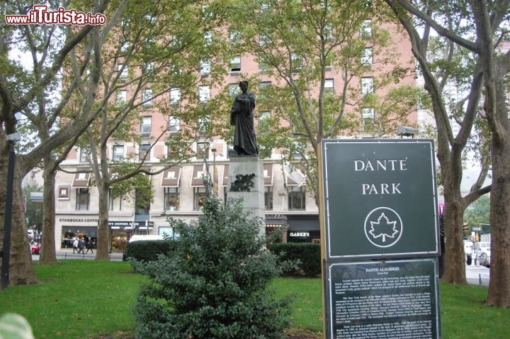 Immagine Dante Park, New York City: è un parco dalla forma triangolare formato dall'intersezione tra Columbus Avenue, West 63rd Street e Broadway, che taglia in diagonale l'isola di Manhattan. Un tempo conosciuto come Empire PArk, venne intitolato nel 1921 al poeta Dante Alighieri.