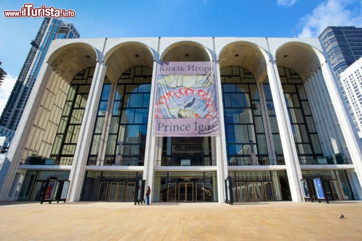 Immagine Facciata della Metropolitan Opera House: l'architetto Wallace Harrison fu incaricato del progetto di realizzazione del teatro dell'opera presso il Lincoln Center negli anni Sessanta, quando il Metropolitan Opera House venne trasferita proprio in questa sede - Foto © littleny / Shutterstock.com