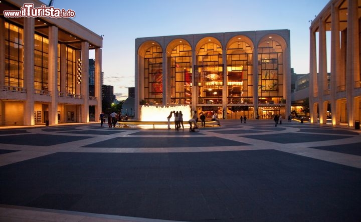 Immagine Metropolitan Opera House: in questo edificio del Lincoln Center, conosciuto anche come "Met" trova sede dal 1966 uno dei teatri dell'opera più famosi al mondo. Al suo interno, durante gli spettacoli, possono accomodarsi quasi 4000 persone - Foto © spirit of america / Shutterstock.com