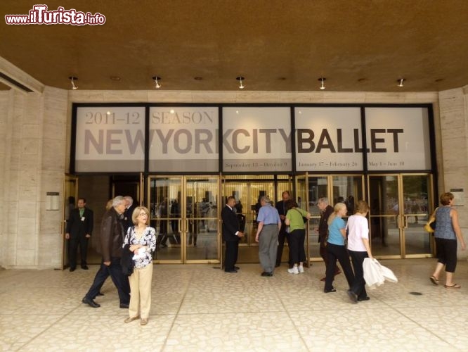 Immagine New York City Ballet: l'ingresso della biglietteria per accedere agli spettacoli della celebre compagnia newyorchese. Questa del Lincoln Center è una delle due sedi ufficiali della compagnia; l'altra si trova nella località di Saratoga Springs, ed è la "casa estiva" ufficiale del corpo di ballo.