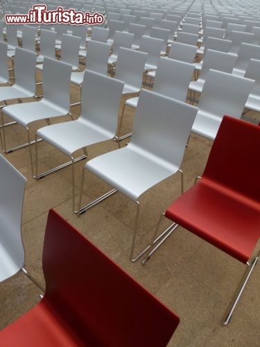 Immagine Seggiole al Lincoln Center: siamo all'interno della Metropolitan Opera di New York City; è possibile parecipare a tour guidati nel backstage della Metropolitan Opera House tutti i giorni alle 15 e la domenica alle 10:30 e alle 13:30, tranne in occasione di particolari eventi.