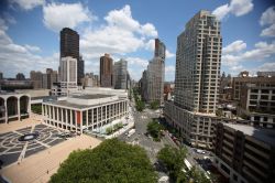 Vista panoramica del Lincoln Center di New York City: il complesso fu realizzato a principio a partire dalla seconda metà degli anni Cinquanta da un consorzio di facoltosi imprenditori, ...