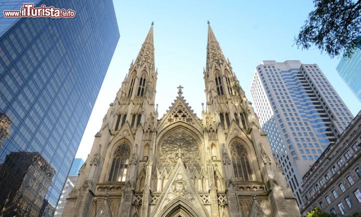 Immagine Esterno della St.Patrick's Cathedral, New York City: è senza dubbio la cattedrale cattolica più famosa degli Stati Uniti d'America. Si trova sulla Fifth Avenue, a Manhattan, tra la 50th e la 51th Street - © Sean Pavone  / Shutterstock.com