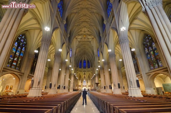 Immagine Interno della St.Patrick's Cathedral, Cattedrale cattolica neogotica romana a New York City - © Sean Pavone / Shutterstock.com