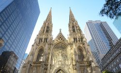 Esterno della St.Patrick's Cathedral, New York City: è senza dubbio la cattedrale cattolica più famosa degli Stati Uniti d'America. Si trova sulla Fifth Avenue, a Manhattan, ...