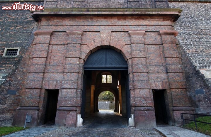 Immagine Cihelna brana: la porta di mattoni costituisce l'ingresso nord alla fortezza di Vysehrad a Praga - © siloto / Shutterstock.com