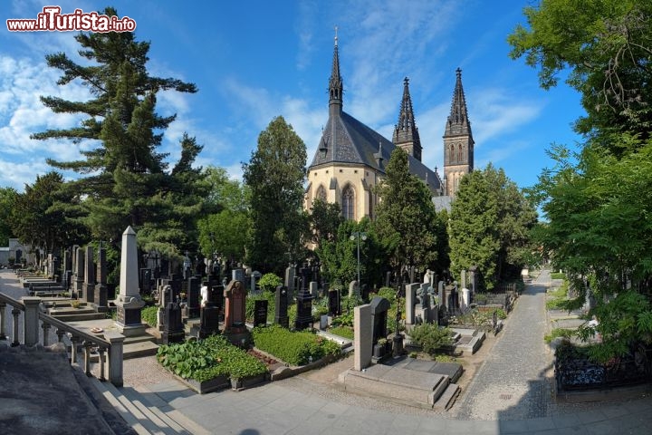 Immagine Il Cimitero monumentale di Vyserhad a Praga. Si trova nel retro della Cattedrale dei Santi Pietro e Paolo, ed ospita alcune tombe di uomini illustri della capitale ceca - © Mikhail Markovskiy / Shutterstock.com