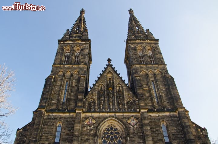 Immagine La facciata gotica della chiesa dei Santi Pietro e Paolo (Kostel sv Petra a Pavla), si trova a sud dei quartieri storici di Stare Mesto  e Nove Mesto a Praga, sulla collina di Vyserhad  - © dreadek / Shutterstock.com