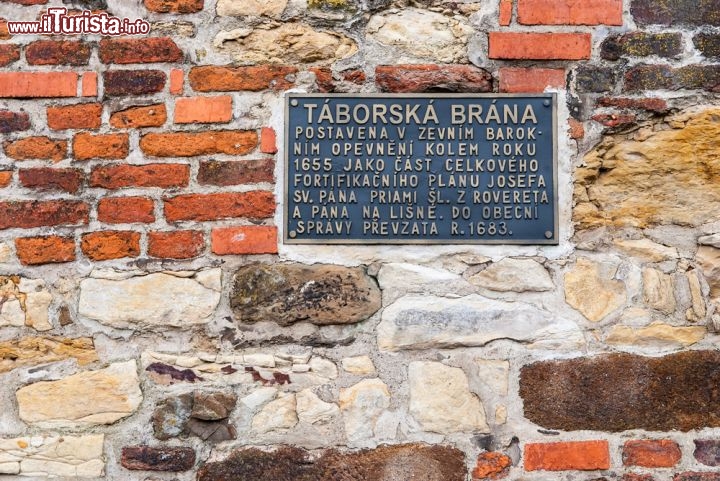 Immagine Un dettaglio delle mura del castello di Vysehrad a Praga, nei pressi della porta di Taborska Brana  - © Zhukov / Shutterstock.com