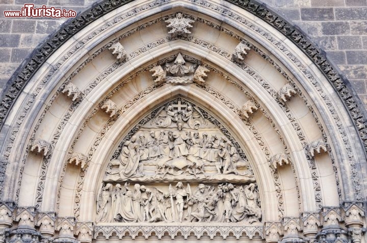 Immagine Portale gotico in marmo, che sovrasta l'ingresso della Cattedrale Vysehrad a Praga. La grande chiesa è intitolata ai Santi Pietro e Paolo  - © Maran Garai / Shutterstock.com