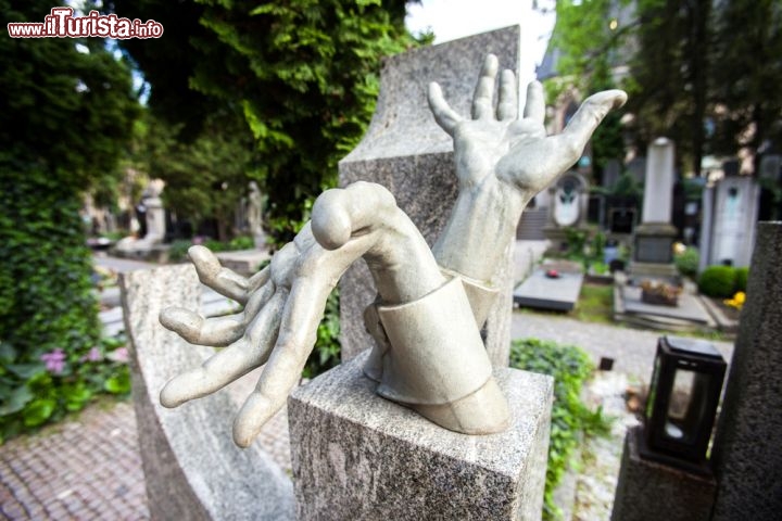 Immagine La tomba di Vlasta Burian, nel Cimitero Vysehrad a Praga. L'artista, morto nel 1962, venne soprannominato il "Re dei Commedianti" ed era molto popolare a Praga  - © graphia / Shutterstock.com