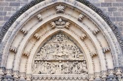 Portale gotico in marmo, che sovrasta l'ingresso ...