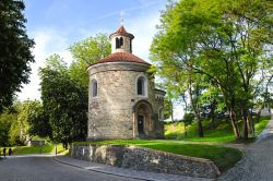La cosiddetta Rotonda di San Martino (Rotunda sv Martina) si trova sulla collina di Vyserad a Praga - © Maran Garai / Shutterstock.com