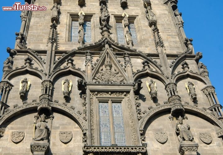 Immagine Particolare del lato occidentale della torre delle Polveri di Praga - © Vitaly Titov & Maria Sidelnikova / Shutterstock.com