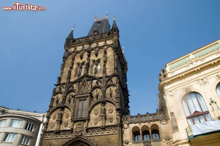 Immagine Prasna Brana: la Torre delle Polveri Praga fotografata da Piazza Repubblica (náměstí Republiky) - © PHOTOCREO Michal Bednarek / Shutterstock.com