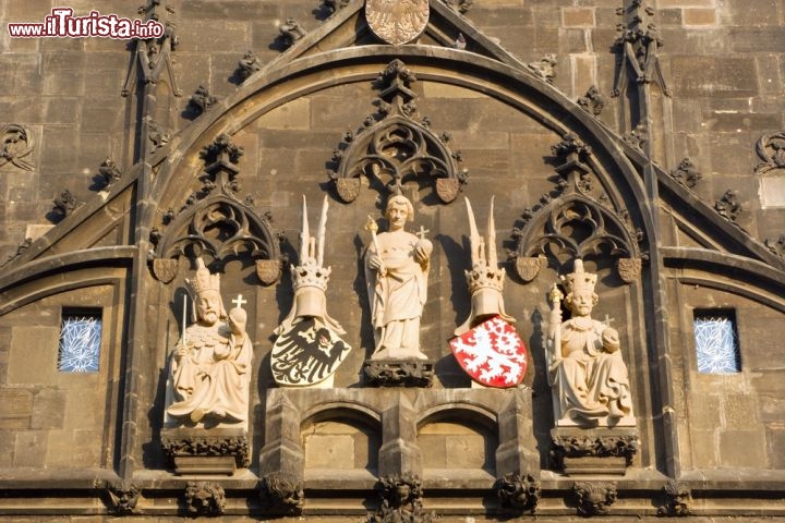 Immagine Sculture gotiche che abbelliscono un lato della Torre delle Polveri di Praga - © Renata Sedmakova / Shutterstock.com