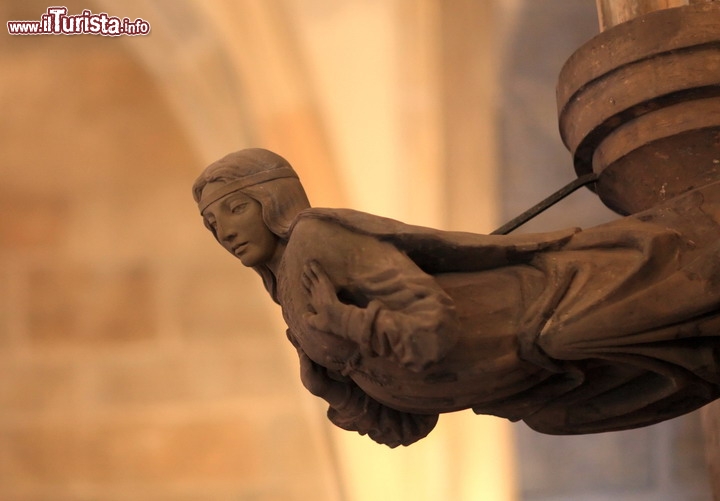 Immagine Statua fotografata all'interno della Torre delle Polveri di Praga - © Chubykin Arkady / Shutterstock.com