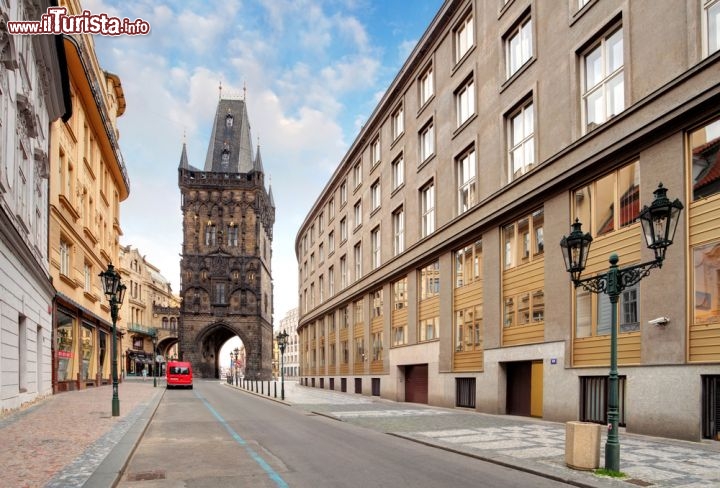 Immagine La Torre delle Polveri nel di centro Praga. Qui è fotografata dalla via Celetná, quella che conduce alla piazza centrale di Staroměstské náměstí - © TTstudio / Shutterstock.com