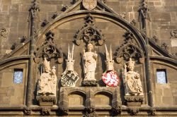 Sculture gotiche che abbelliscono un lato della Torre delle Polveri di Praga - © Renata Sedmakova / Shutterstock.com