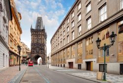 La Torre delle Polveri nel di centro Praga. Qui è fotografata dalla via Celetná, quella che conduce alla piazza centrale di Staroměstské náměstí - ...