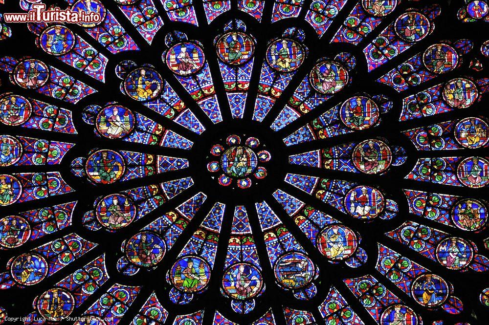 Immagine Il rosone centrale della facciata di Notre Dame de Paris, visto dall'interno - © Luca Moi / Shutterstock.com