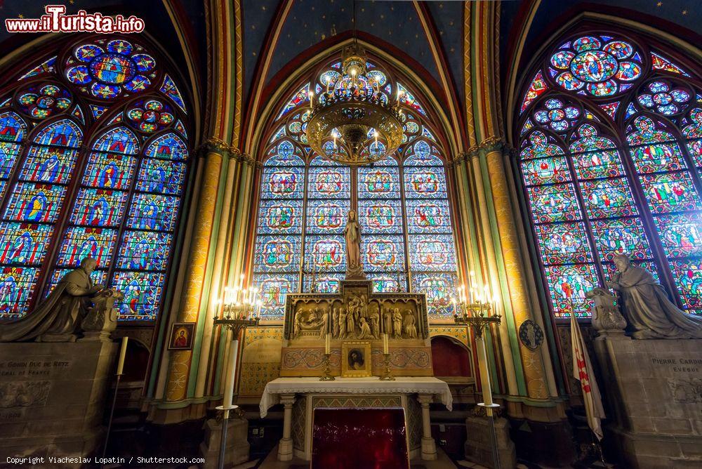 Immagine La Cappella assiale dedicata alla Madonna dei Sette Dolori. Siamo nella Cattedrale di Notre Dame de Paris - © Viacheslav Lopatin / Shutterstock.com