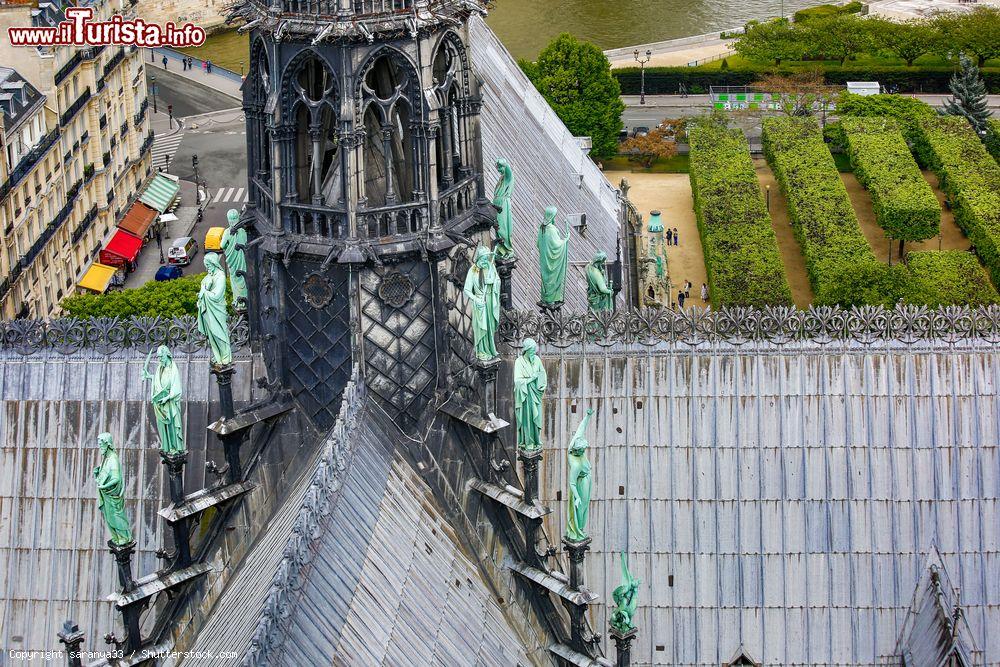Immagine Particolare del transetto, della navata centrale e della guglia di Notre Dame de Paris fotografati dalla torre campanaria della chiesa di Parigi - © saranya33 / Shutterstock.com