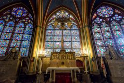 La Cappella assiale dedicata alla Madonna dei Sette Dolori. Siamo nella Cattedrale di Notre Dame de Paris - © Viacheslav Lopatin / Shutterstock.com