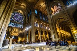 Il transetto della Cattedrale di Notre Dame a Parigi, luogo simbolo della cristianità in Francia - © TungCheung / Shutterstock.com