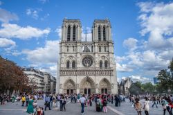 Turisti sul piazzale antistante a Notre Dame, ...