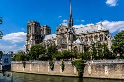 Vista laterale di Notre-Dame de Paris, la cattedrale ...