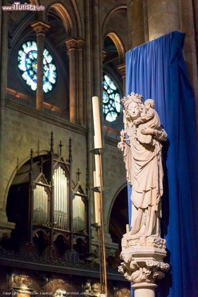 Immagine Statua della Vergine con il Bambino dentro la Chiesa di Notre Dame a Parigi - © Viacheslav Lopatin / Shutterstock.com