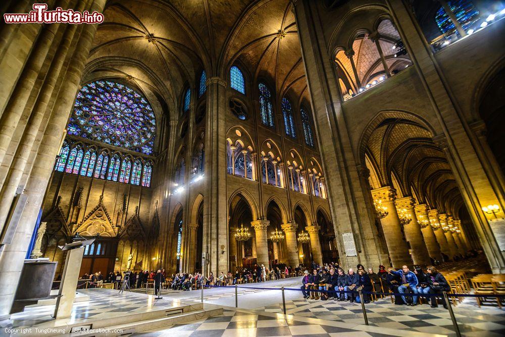 Immagine Il transetto della Cattedrale di Notre Dame a Parigi, luogo simbolo della cristianità in Francia - © TungCheung / Shutterstock.com