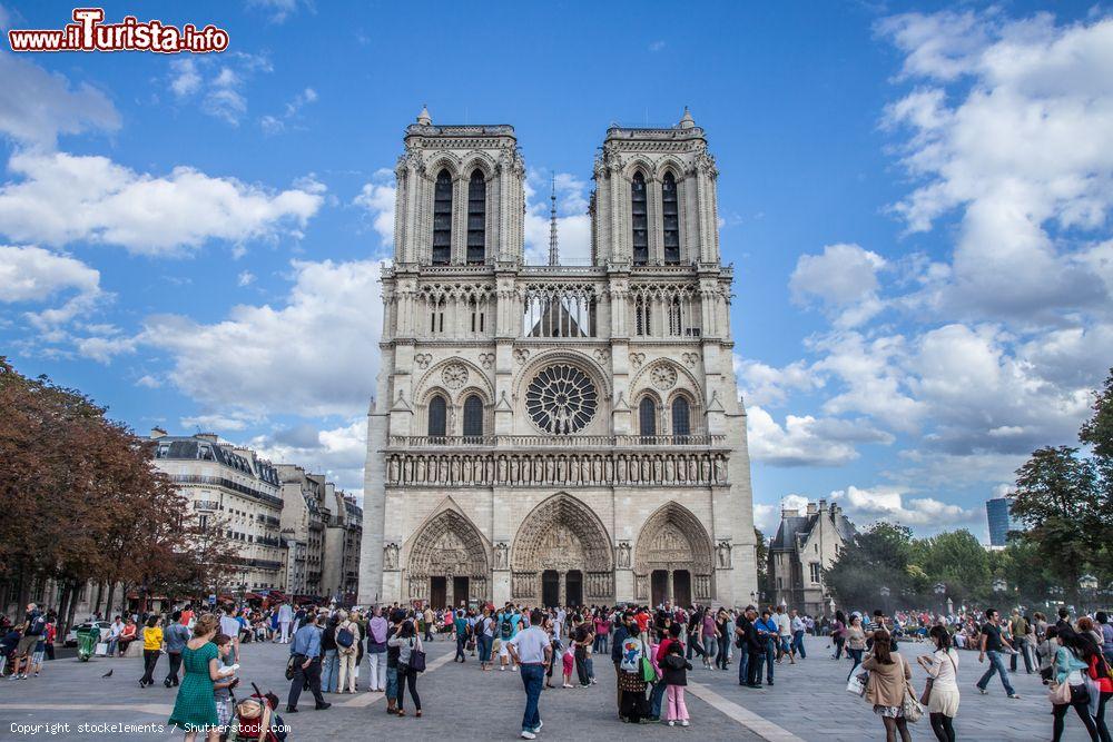 Immagine Turisti sul piazzale antistante a Notre Dame, la Cattedrale di Parigi, il monumento più visitato al mondo - © stockelements / Shutterstock.com