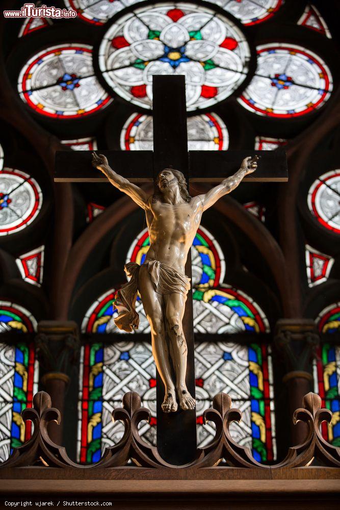 Immagine Un crocifisso dentro alla Cattedrale di Notre Dame a Parigi in Francia - © wjarek / Shutterstock.com