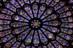Il rosone centrale della facciata di Notre Dame ...