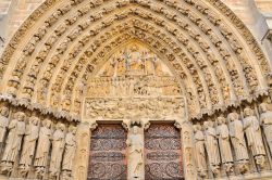 Il Portale di ingresso alla Cattedrale di Notre Dame a Parigi - © Christian Bertrand / Shutterstock.com