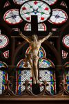 Un crocifisso dentro alla Cattedrale di Notre Dame a Parigi in Francia - © wjarek / Shutterstock.com
