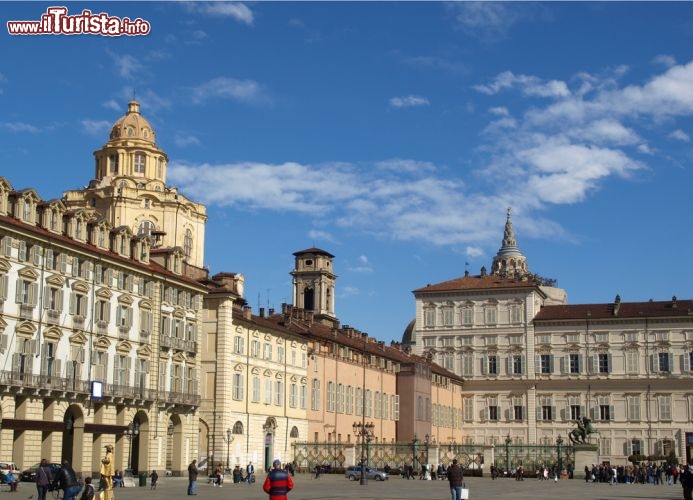 Immagine Gli eleganti edifici barocchi in Piazza Castello a Torino. A destra nell'immagine l'inconfondibile profilo del Palazzo Reale - © Claudio Divizia / Shutterstock.com