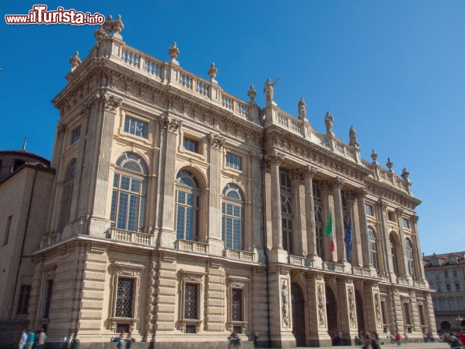 Immagine Palazzo Madama venne eretto nella nuova Piazza Castello di Torino, quando essa venne ricostruita successivamente alla guerra civile, tra il 1637 e il 1640. Il palazzo venne completato nel 1646 - © Claudio Divizia / Shutterstock.com