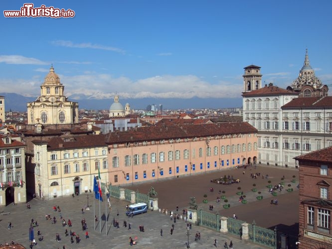 Immagine Veduta aerea di Piazza Castello. In fotografia, sullo sfondo, la cerchia delle Alpi occidentali, che fanno da cornice alla città di Torino - © Claudio Divizia / Shutterstock.com